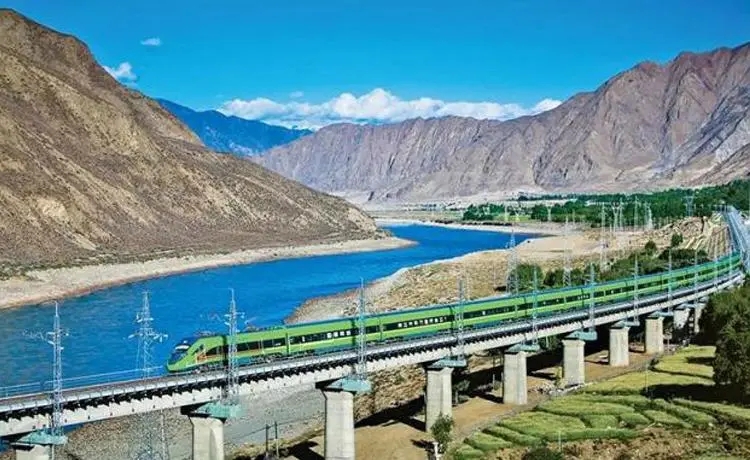 拉日铁路(Lasa-Rikaze Railway)是中国西藏自治区境内一条连接拉萨市与日喀则市的国铁级客货共线铁路，呈东西走向，为青藏铁路的延伸线，也是西藏铁路网中承东启西的一条区际干线铁路。在西藏，拉日铁路建成投产后，拉日铁路东连既有青藏铁路和规划中的拉萨至林芝铁路，西接规划中的铁路聂拉木亚东口岸线，是西藏铁路网承东启西的一条重要干线。作为延伸的 “天路”，拉日铁路的开通运营将完善西藏铁路网结构，改变西藏西南部地区单一依靠公路运输的局面，为“世界屋脊”发展再添新翼，对推动西藏经济社会发展、促进国土资源开发、改善沿线各族人民出行条件、增进民族团结具有重要意义。