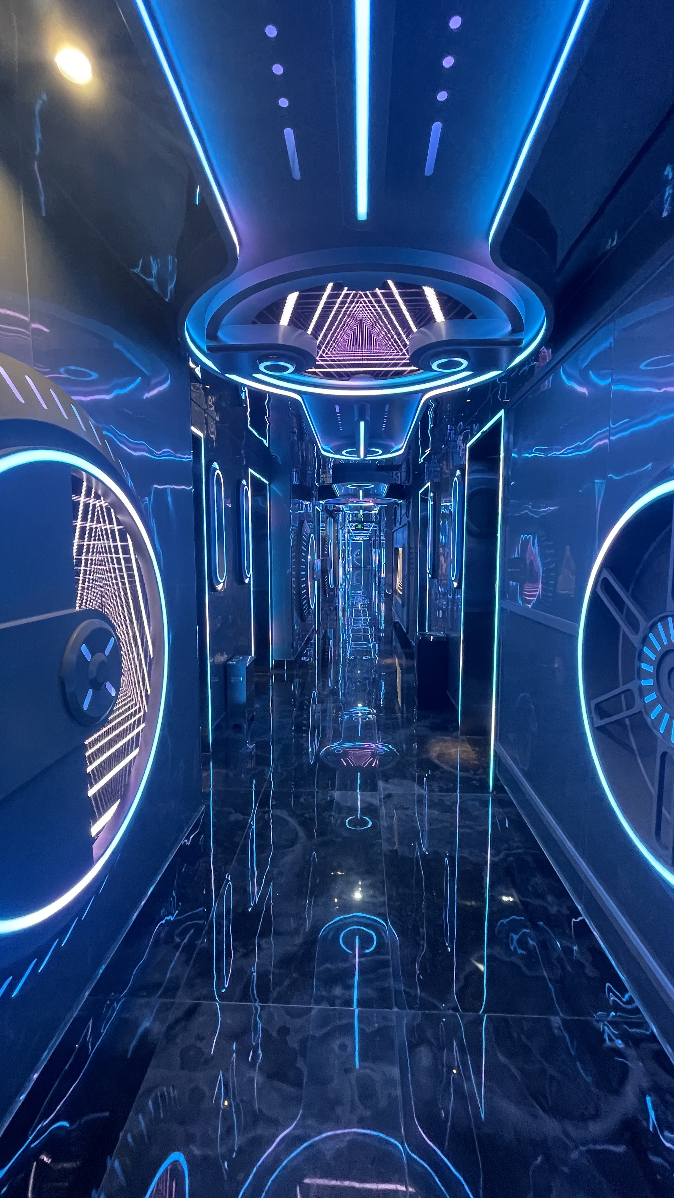 The combination of lighting shows the aesthetic effect of stainless steel decorative materials incisively and vividly, and the photos are taken at any angle, and the quality is reliable.